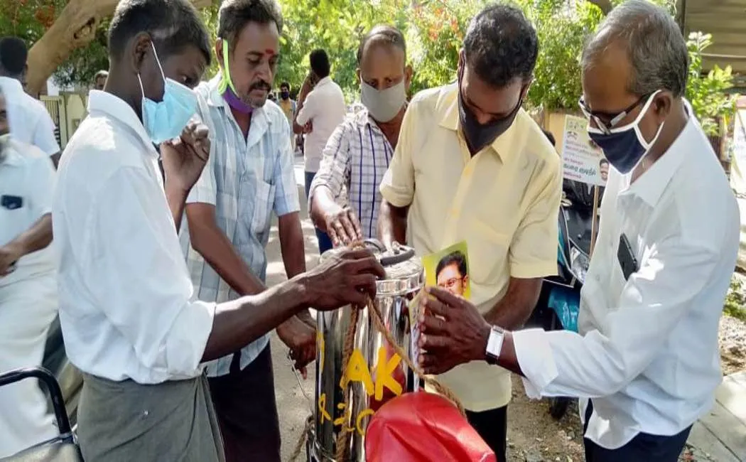 ammk distributing kabasura powder in trichy corporation